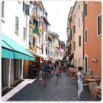 Enge Gassen in Garda garda, haeuser, gardasee